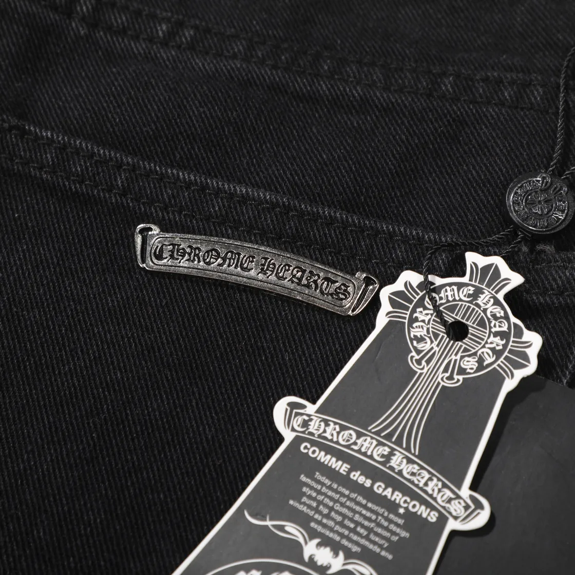 P280 (top version) Chrome hearts new city-limited flame plaid black and pink jeans Chrome hearts city-limited jeans Hardware customization Original development vintage levis American-made 501 black and gray base remake Levi's American-made 501 base imported sheepskin 925 silver remake [Top heavy industry fashion design] Consistently high-street luxury style. Speaking of this style, the Zangyin family and GU family are definitely the leading representative brands. Especially the Zangyin family has really achieved a state-of-the-art effect in creating high-street style. The unique washed material is used to create this style. The color system is already quite eye-catching. After it is decorated with patchwork cross flowers, it cleverly highlights the charm of the brand. Secondly, this style uses classic The high-waist cutting design highlights the long legs and fashionable temperament of the upper body. The brand is highly recognizable and the slim fit configuration is more suitable for daily wear. It is a product that interprets personality, fashion, and specifications at a glance. This single product is enough to make any fan excited. It can be a white T-shirt for a youthful college style, or a tight suspender for a royal style. It has strong matching ability and can be easily controlled by men.  [Materials and craftsmanship] Needless to say, this point goes without saying. As an excellent craftsman brand, Zangyin’s requirements for details and craftsmanship are really perfect. The washed color of this model has gone through so many processes, not to mention the embellishment of denim appliques. It is also purely hand-made and sewn. Just like what they believe in, only hand-made things have soul and have the meaning of wear. A top-notch heavy-duty fashionable denim item, I look forward to your perfect interpretation! !  Color: Black Size: S M L XL